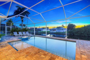 Waterfront European-style villa with admirable artwork and mother-in-law suite - Villa Cabana